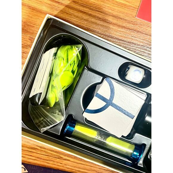 SQuint Board Game The Game where pictures take Shape - Picture 5 of 6